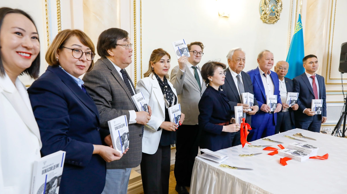 Новый учебник по творческому наследию Олжаса Сулейменова представили в Алматы