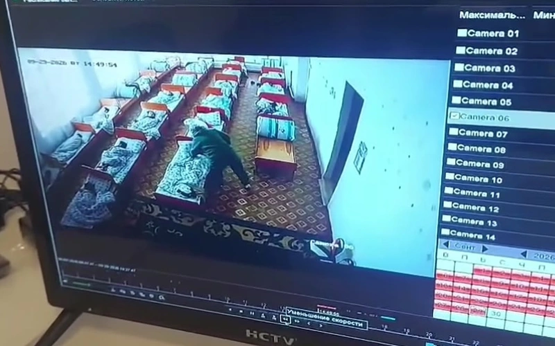 Ақтөбеде ұйықтап жатқан баланың бетін тырнаған балабақша күтушісі жұмыстан шеттетілді