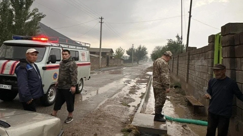 Несколько сел оказались под водой после сильного ливня в Туркестанской области