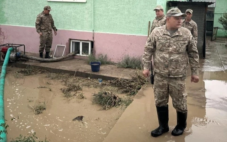 Несколько сел оказались под водой после сильного ливня в Туркестанской области
