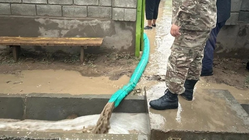 Несколько сел оказались под водой после сильного ливня в Туркестанской области