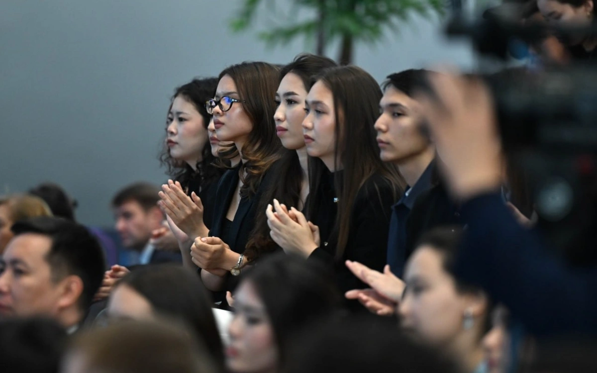 托卡耶夫出席首届阿斯塔纳国际人工智能电影节开幕式并讲话