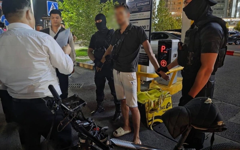 Өзін 14 жастағы ретінде таныстырған ер адам балалардан интимдік фото сұратқан