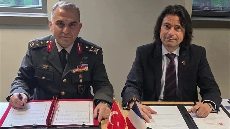 Türkiye and France sign road map to strengthen defense cooperation 