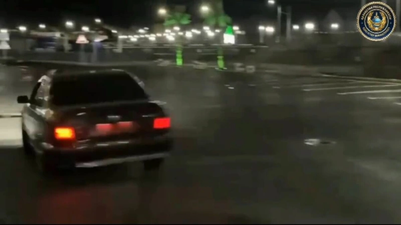 Двух водителей наказали за дрифт без номеров в Туркестанской области