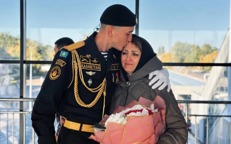 Маңғыстауда тірі қалған сарбаздың бірі Никита Удалов Оралға оралды