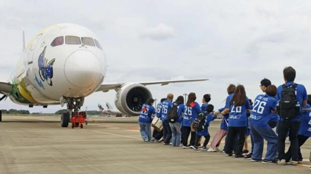 About 360 people pull Pokémon-themed aircraft at Narita Airport