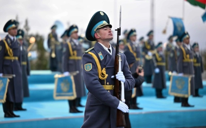 Давлат раҳбари Ўмон Султонини Астана аэропортида кутиб олди
