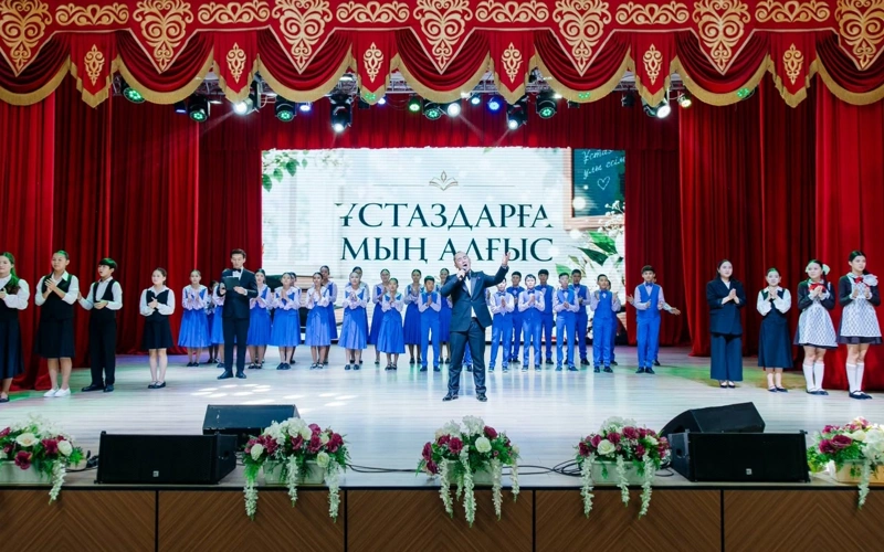 Болат Ақшолақов Атырау облысының ұстаздарын Мұғалімдер күнімен құттықтады