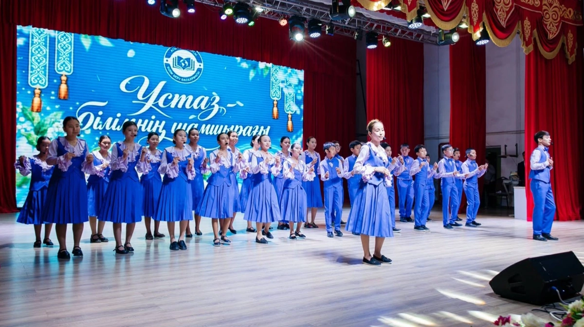 Болат Ақшолақов Атырау облысының ұстаздарын Мұғалімдер күнімен құттықтады