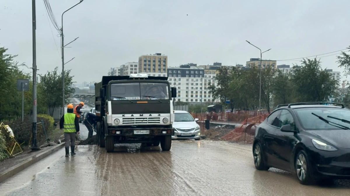 Участок дороги на Момышулы просел из-за дождей в Алматы