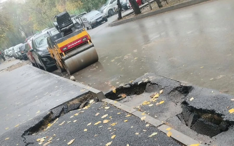 Алматының бірнеше ауданында жол опырылып, көліктер шұңқырға түсті