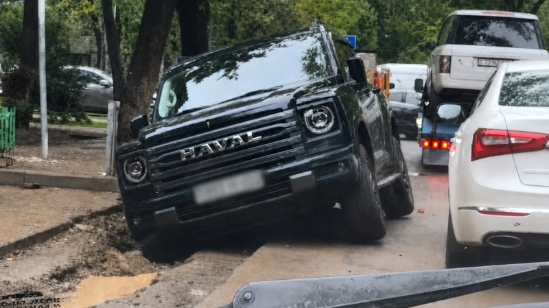 Дожди привели к проседанию асфальта на улицах Алматы: в яму провалился автомобиль