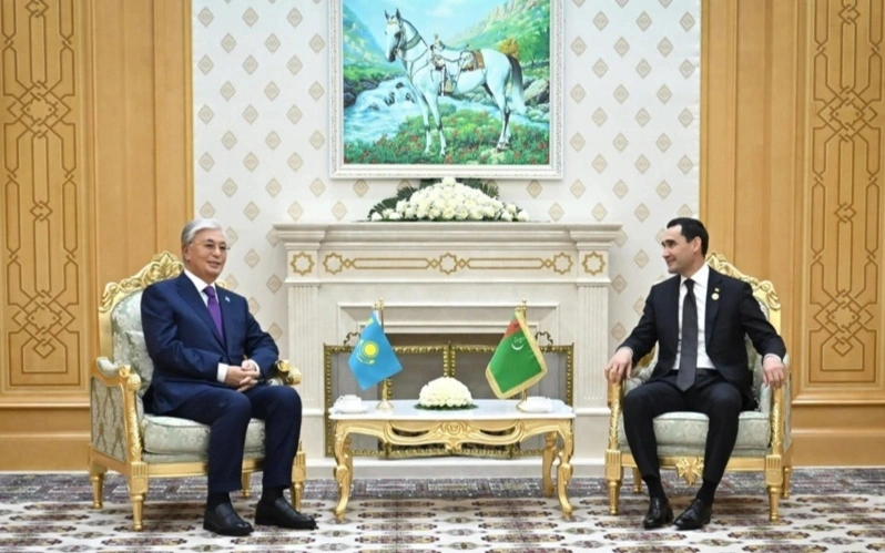 Давлат раҳбари Туркманистон Президенти билан учрашди