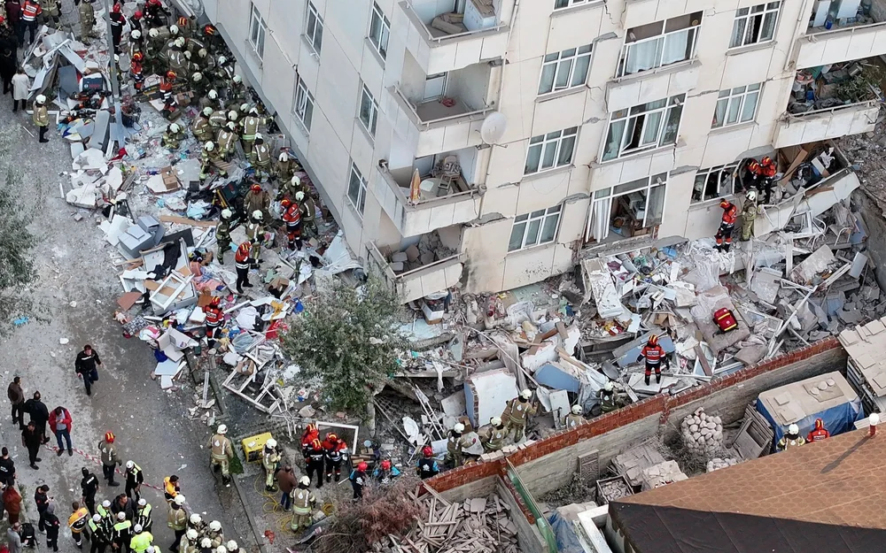 2 dead, 2 trapped after building collapse in Istanbul