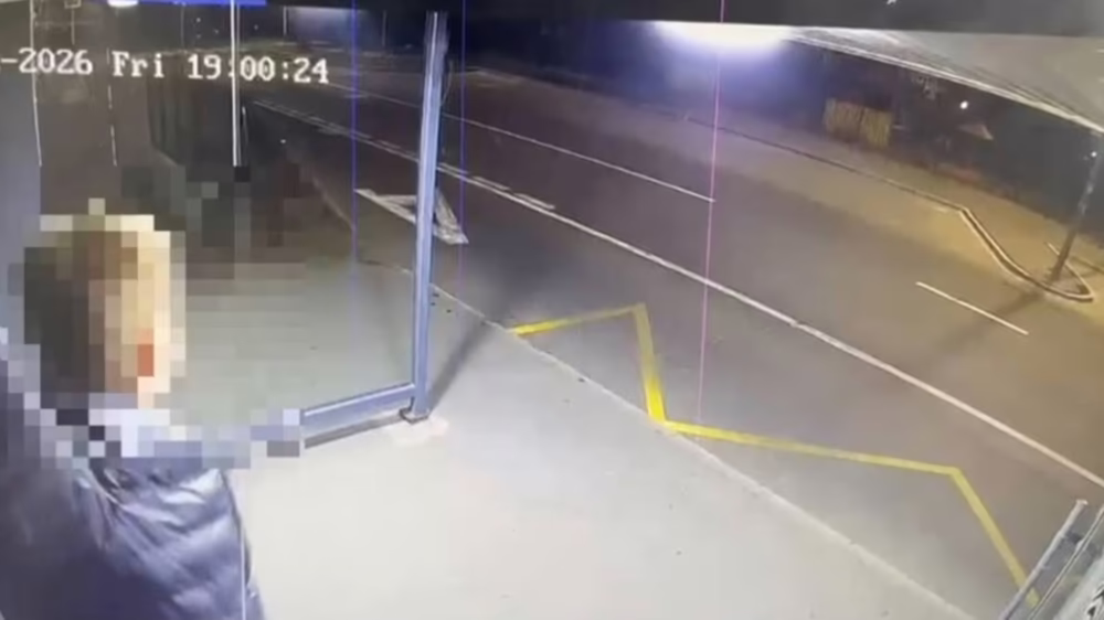 Astanada mektep oqýshylary aıaldamadaǵy kamerany qıratqan