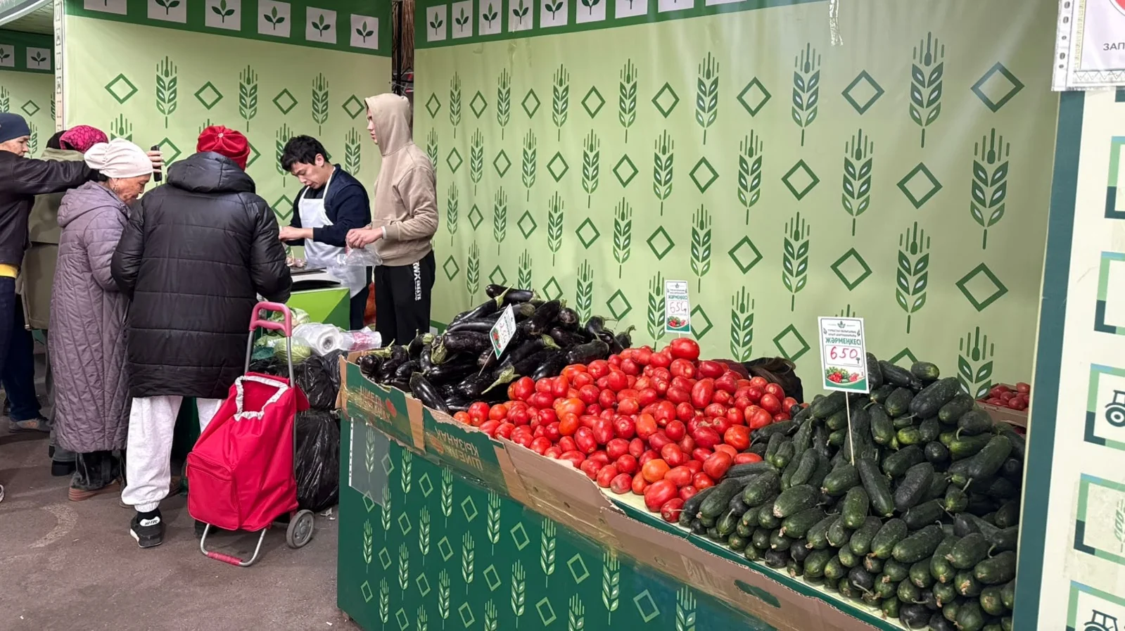 Туркестанские бананы, арбузы и мясо привезли фермеры на ярмарку в Астану
