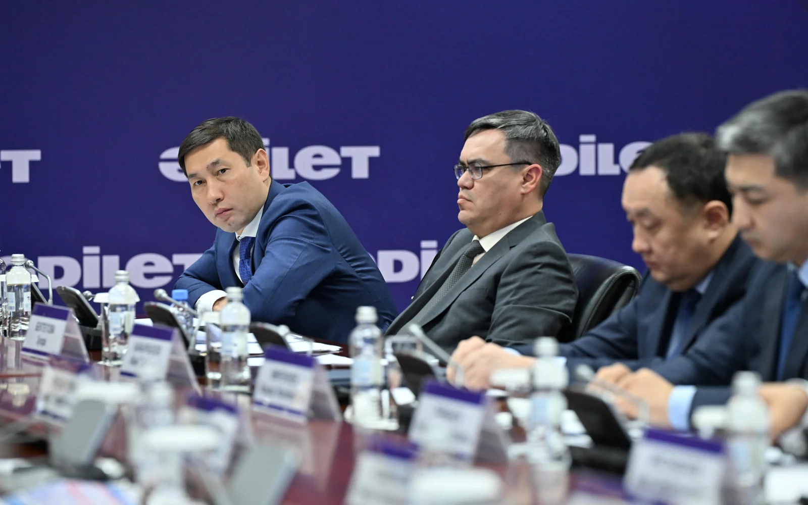 Осы мақсаттарға қол жеткізу үшін медицина қызметкерлерінің кәсіби мәртебесін нығайту, олардың құқықтық және әлеуметтік қорғалуын қамтамасыз ету, сондай-ақ пациенттердің мүддесі үшін кәсіби қызмет атқаруға лайықты жағдай жасау көзделіп отыр.