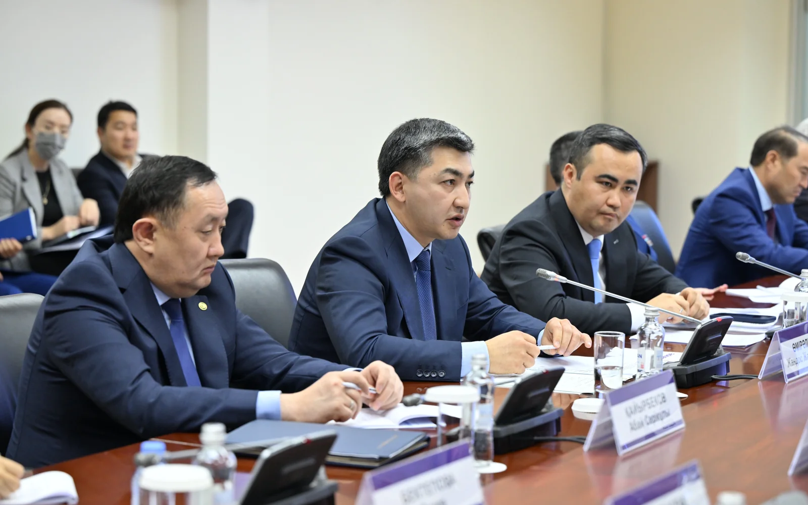 Осы мақсаттарға қол жеткізу үшін медицина қызметкерлерінің кәсіби мәртебесін нығайту, олардың құқықтық және әлеуметтік қорғалуын қамтамасыз ету, сондай-ақ пациенттердің мүддесі үшін кәсіби қызмет атқаруға лайықты жағдай жасау көзделіп отыр.