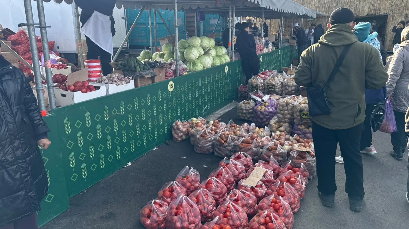 Туркестанские бананы, арбузы и мясо привезли фермеры на ярмарку в Астану