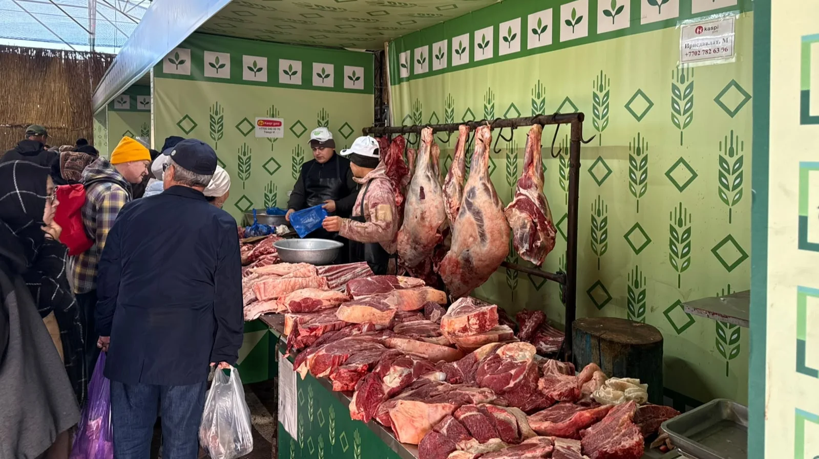 Туркестанские бананы, арбузы и мясо привезли фермеры на ярмарку в Астану