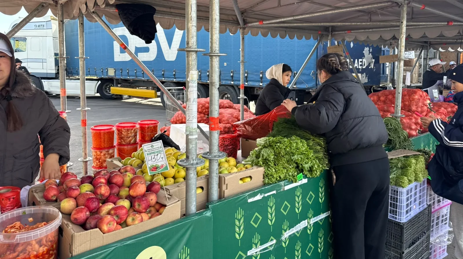 Туркестанские бананы, арбузы и мясо привезли фермеры на ярмарку в Астану