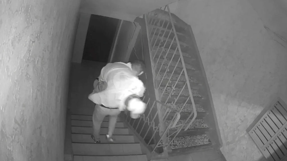 Мужчину вынесли из подъезда с пакетом на голове: в Алматы задержали троих человек
