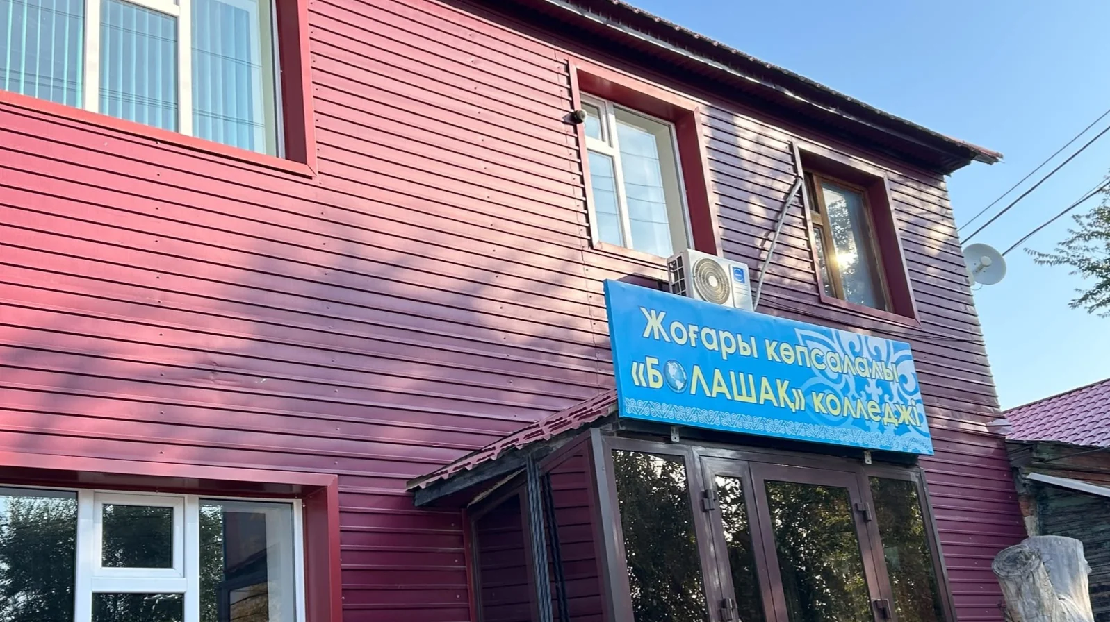 Aqtóbede oqý aqysyn birden 93% kótergen kolledjdiń stýdentteri men ata-analary qarsylyq bildirdi 