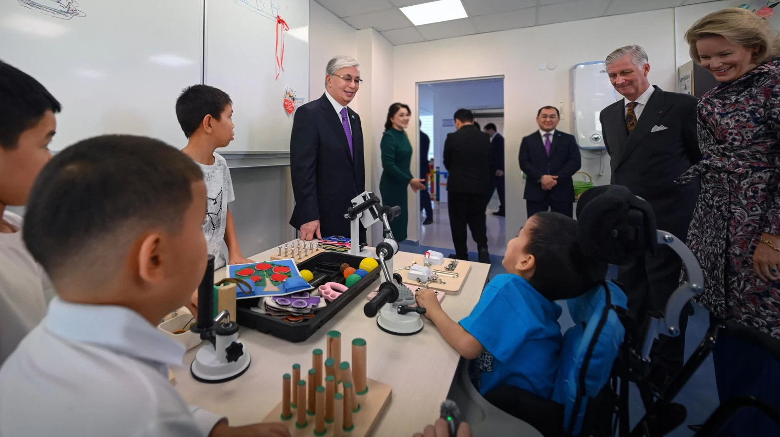 Президент Казахстана и королевская чета Бельгии посетили центр детской реабилитации в Астане