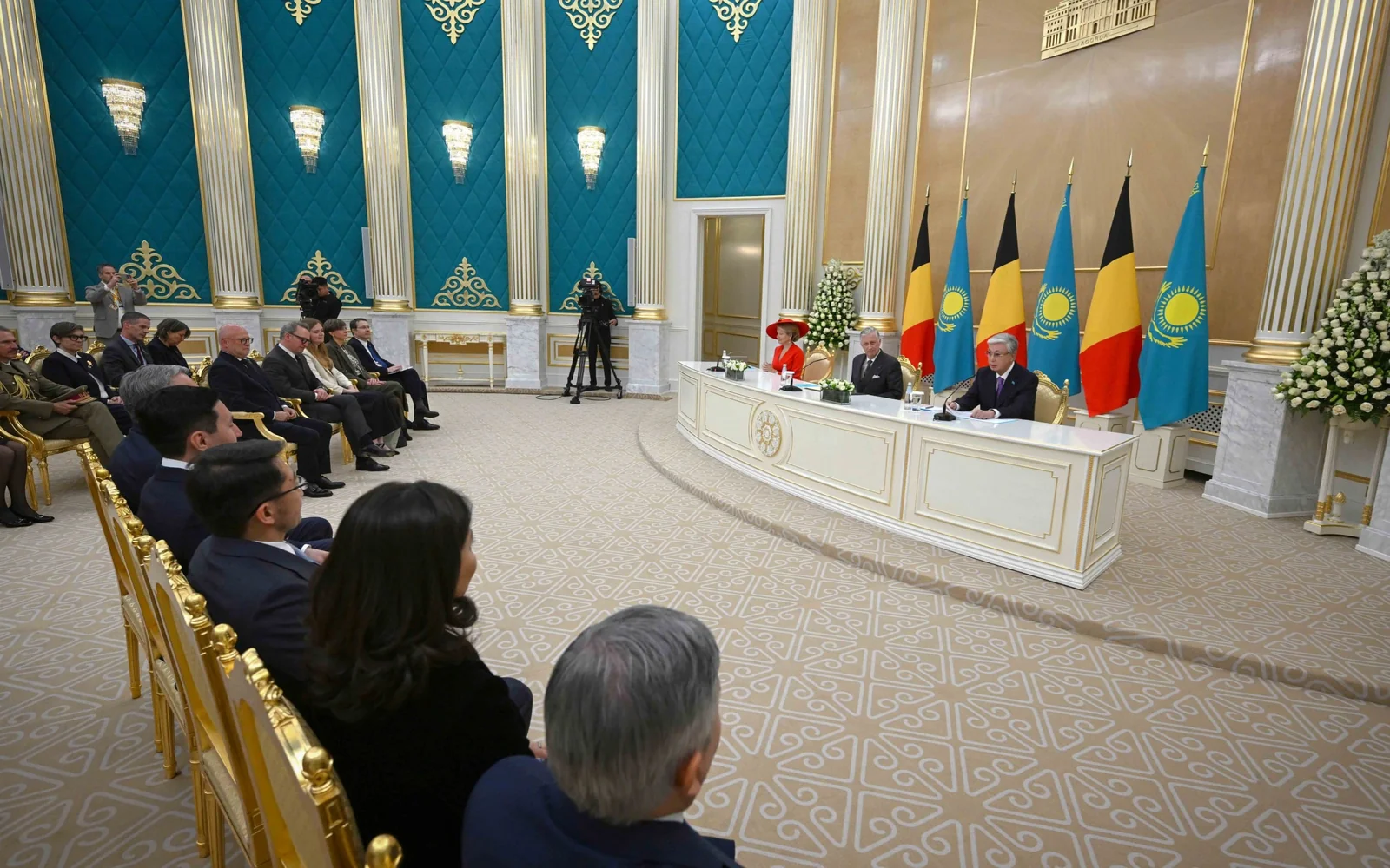 Флаг Казахстана впервые подняли на центральной площади Брюсселя