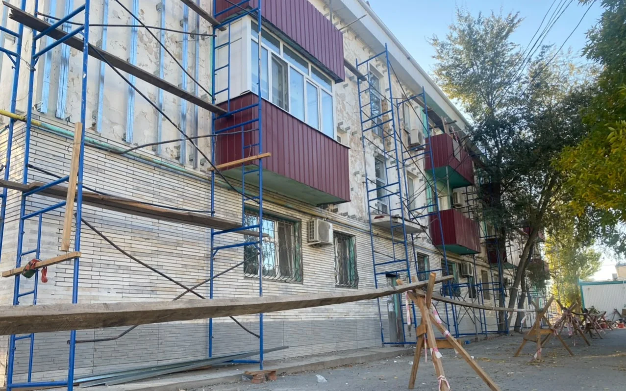 Ремонт четырех домов в Атырау не завершили в срок из-за проблем с финансированием