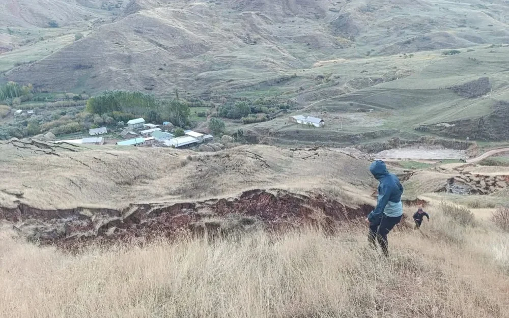 Massive landslide threatens residential buildings and road in Kyrgyzstan's Osh 