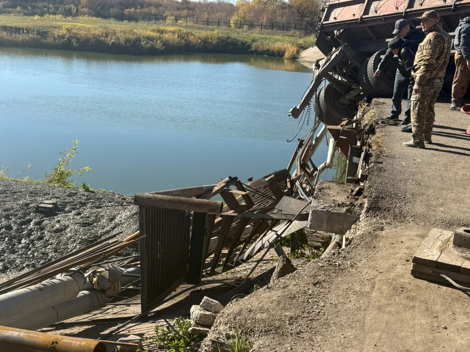 Петропавлда жүк көлігі көпірден құлады