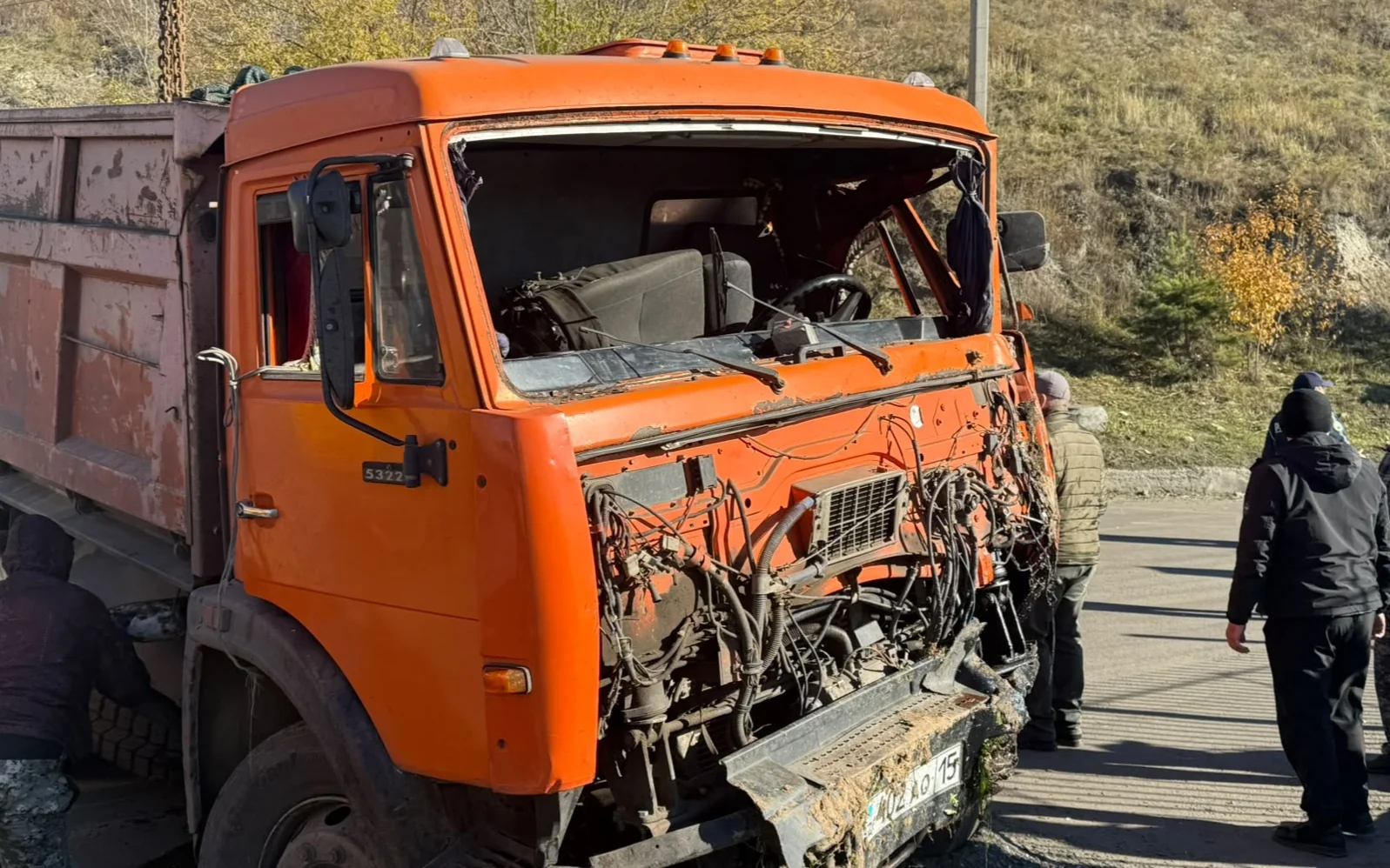 Петропавлда жүк көлігі көпірден құлады