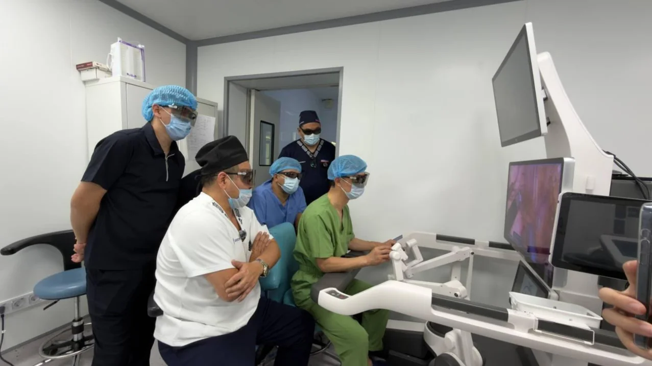Алматыда өкпе қатерлі ісігіне робот-ассистент көмегімен алғашқы ота жасалды 