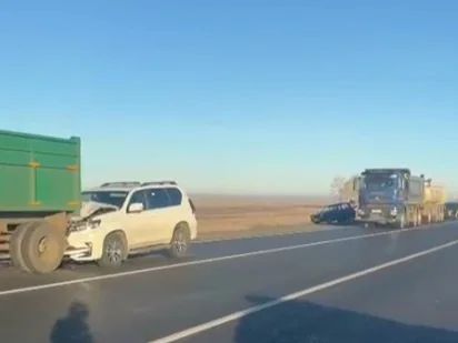 Три человека погибли в ДТП с участием пяти автомобилей на трассе в СКО