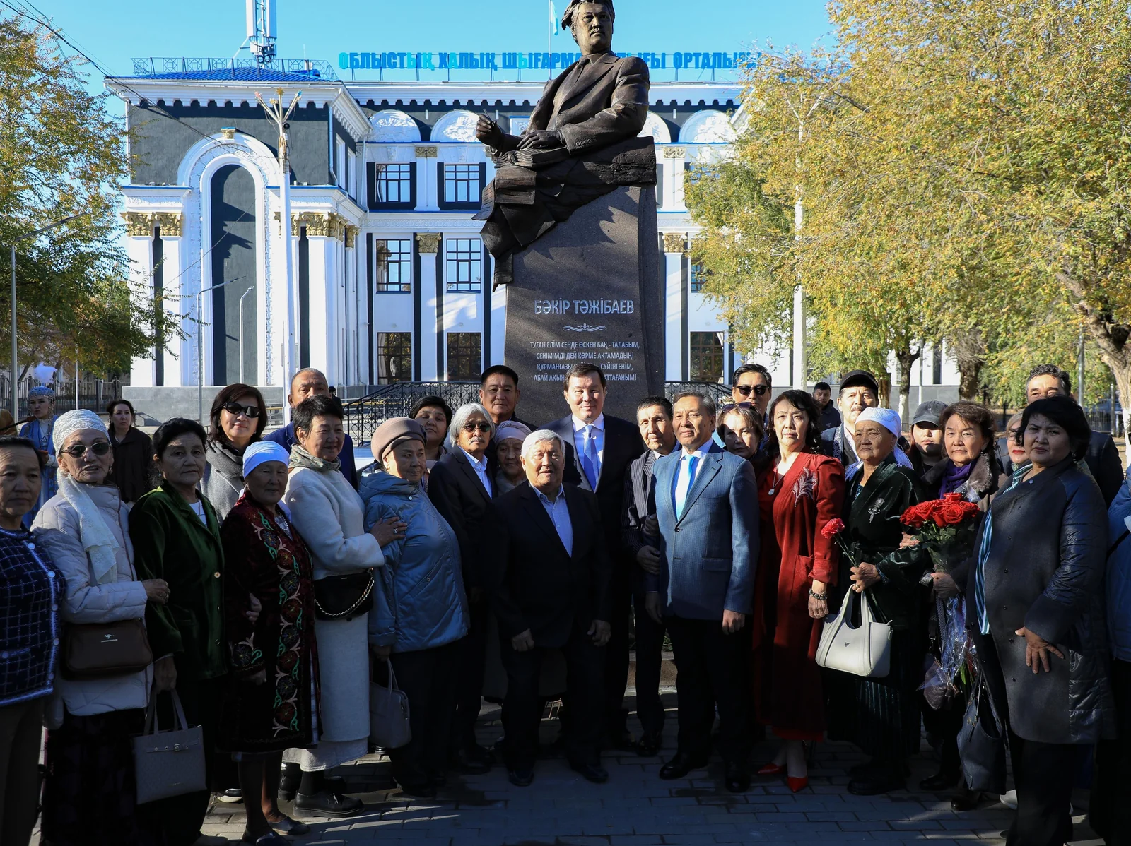 Первый памятник Бакиру Тажибаеву установили в Актобе к 100-летию поэта