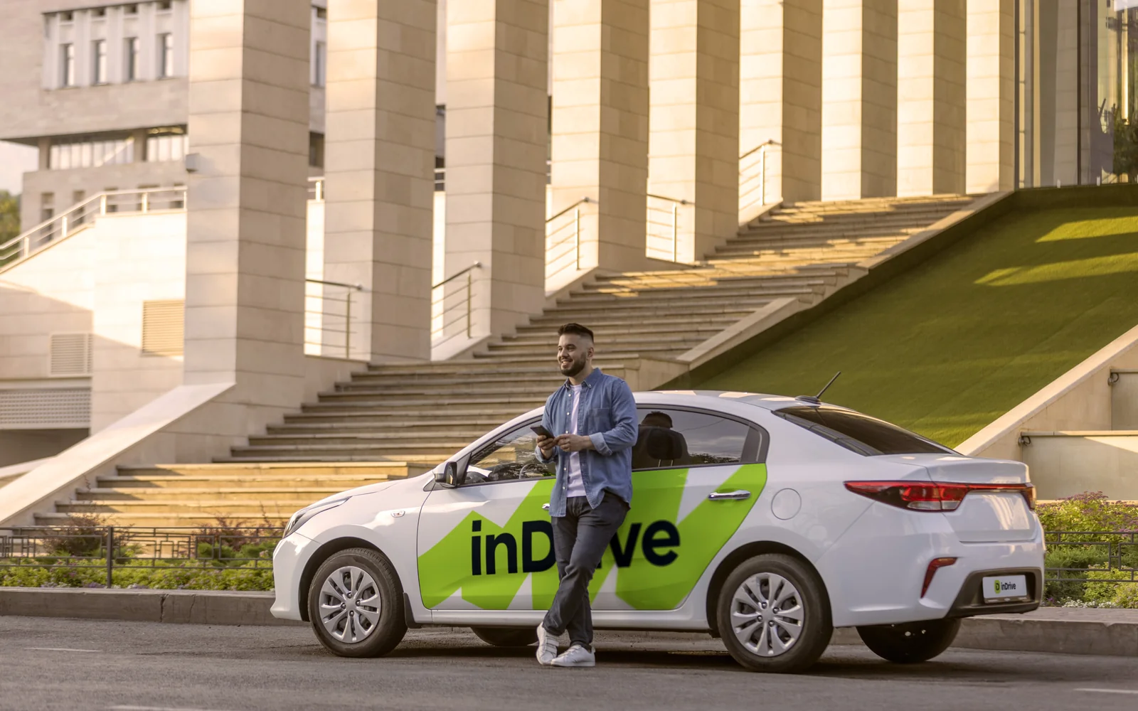 На фоне роста спроса inDrive подключает тысячи водителей и усиливает меры безопасности в Казахстане
