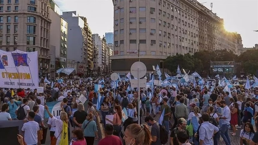 Тысячи жителей Аргентины вышли на протесты против сокращения финансирования образования