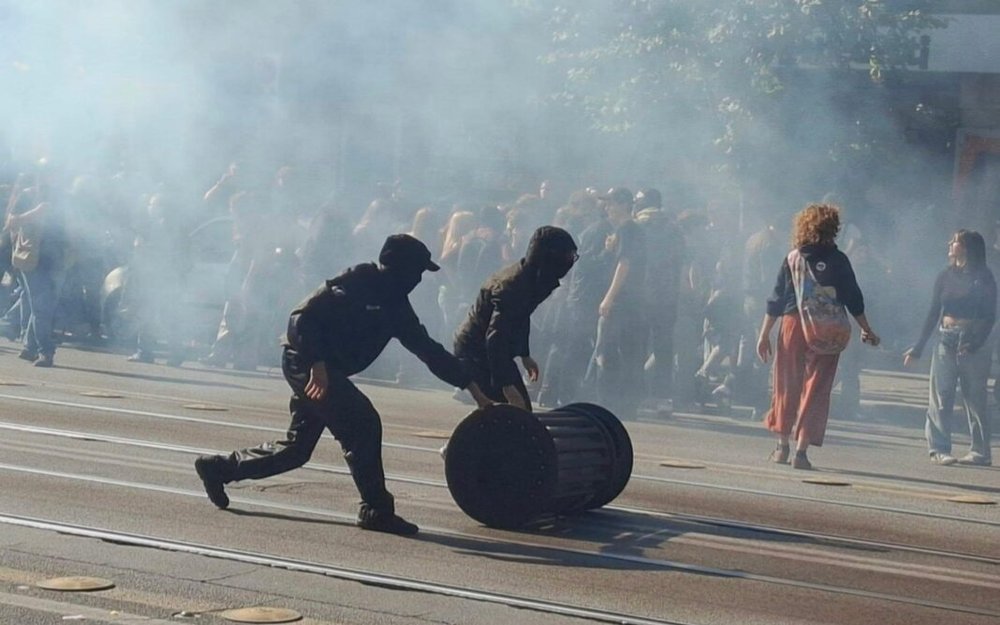 Student protest turns chaotic as thousands march in Rome
