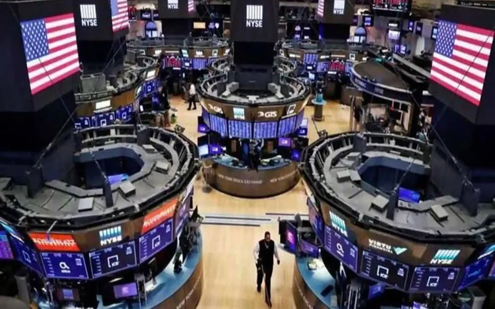 Wall Street stocks close lower 