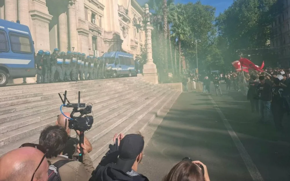  Student protest turns chaotic as thousands march in Rome