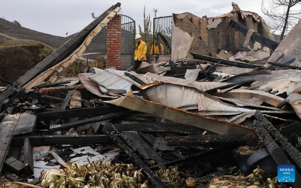 Firefighters continued battling four active wildfires across Southern California on Saturday as red flag warnings and extreme fire weather conditions heightened the risk of rapid fire spread, Qazinform News cites Xinhua.