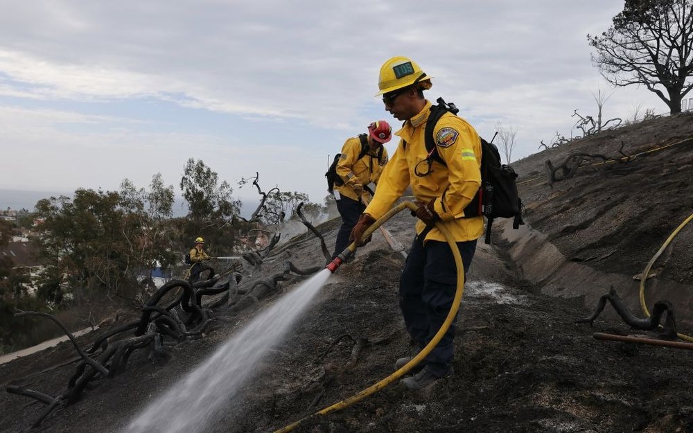 Firefighters continued battling four active wildfires across Southern California on Saturday as red flag warnings and extreme fire weather conditions heightened the risk of rapid fire spread, Qazinform News cites Xinhua.