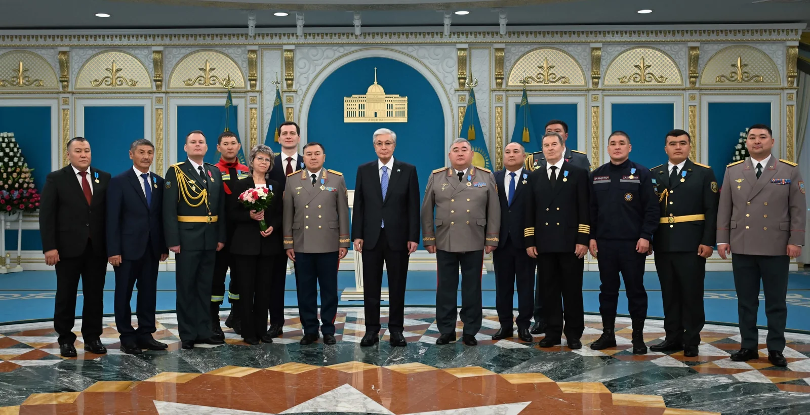 Қасым-Жомарт Тоқаев қызметтік борышын атқару кезінде көрсеткен ерлігі мен жанқиярлығы үшін бір топ азаматқа мемлекеттік наградалар табыстады