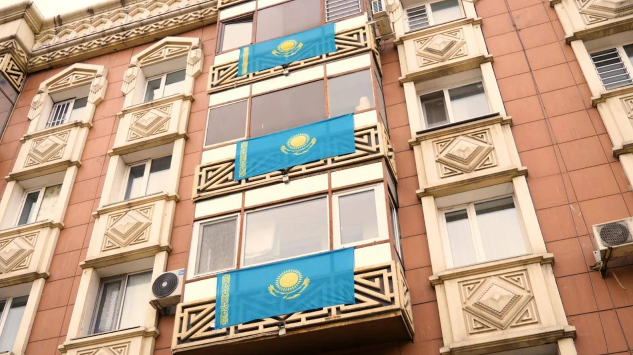 Более 200 флагов Казахстана украсили балконы и улицы Астаны ко Дню Республики