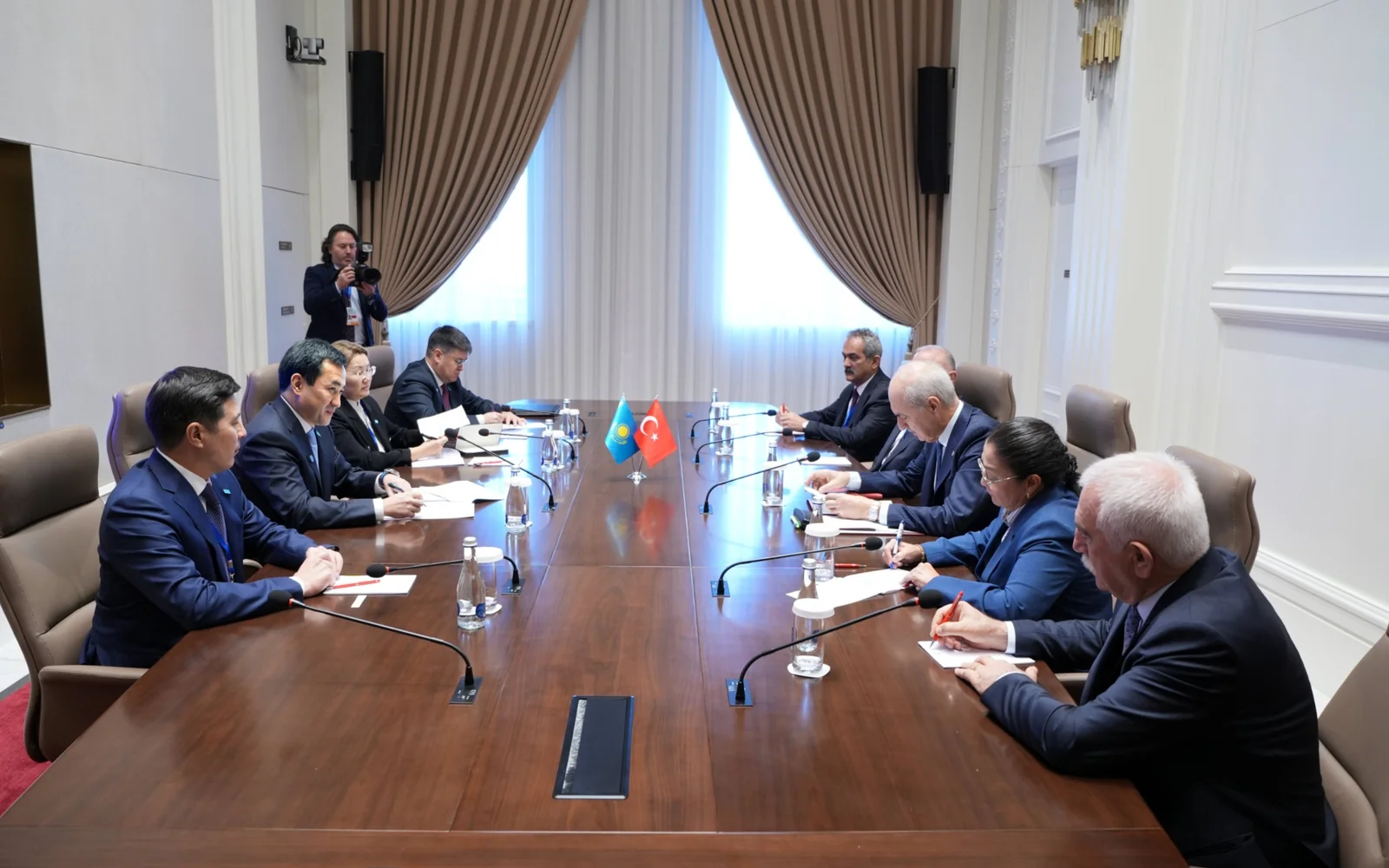 ТүркПА отырысы аясында Құрылтай төрағасы Әзербайжан Республикасы Милли Мәжілісінің Төрағасы Сахиба Гафаровамен және Түркия Ұлы Ұлттық жиналысының төрағасы Нуман Куртулмушпен кездесті