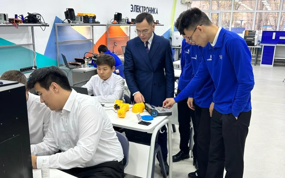Ақтөбелік үздік педагог студенттерді өнертапқыш болуға баулып жүр