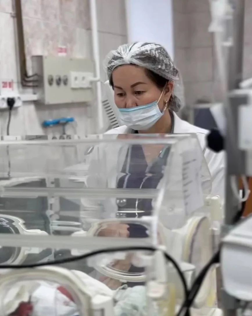 Алматинские врачи выходили новорождённого весом 679 граммов