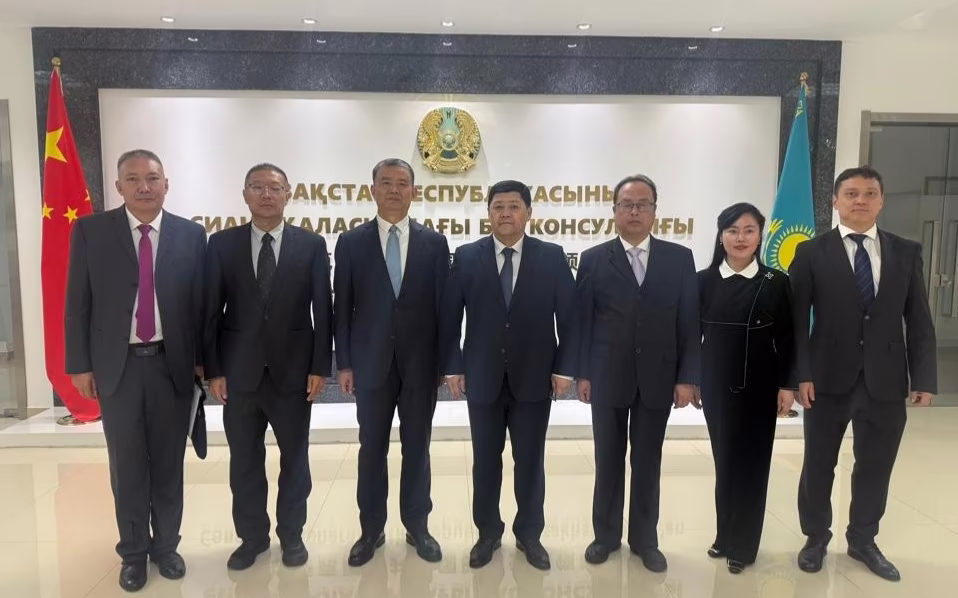 哈萨克斯坦驻西安总领事会见中国酒泉市副市长魏永辉